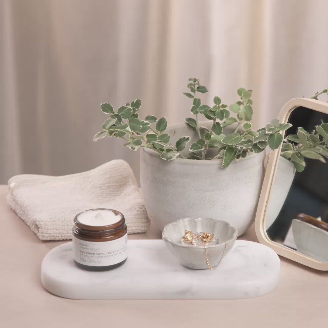 Video showing how to apply Daily Renew Facial Cream moisturiser to face